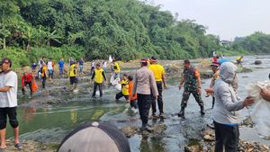 Momen Kapolresta Bogor Kota Bersih-Bersih Ciliwung Bareng Pelajar hingga Guru