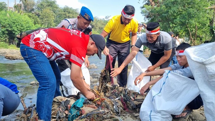 Kapolresta Bogor Kota Kombes Bismo Teguh Prakoso memimpin penanaman 100 pohon serta pembersihan sampah di bantaran Sungai Ciliwung. Kapolresta Bogor Kota Kombes Bismo Teguh Prakoso memimpin penanaman 100 pohon serta pembersihan sampah di bantaran Sungai Ciliwung.