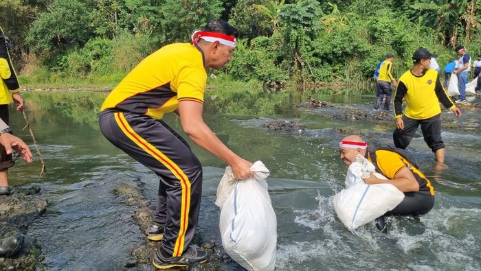 Kapolresta Bogor Kota Kombes Bismo Teguh Prakoso memimpin penanaman 100 pohon serta pembersihan sampah di bantaran Sungai Ciliwung.