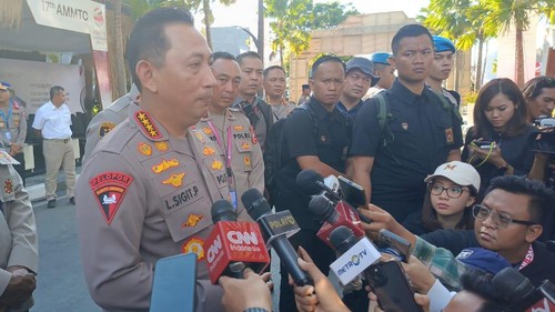 Kapolri Jenderal Listyo Sigit Prabowo memberi keterangan pers seusai meninjau kesiapan AMMTC ke-17 di Labuan Bajo, Sabtu (17/8/2023). (Ambrosius Ardin)