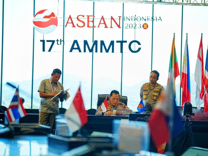 Kapolri Jenderal Listyo Sigit Prabowo mengecek gladi bersih pembukaan kegiatan internasional ASEAN Ministerial Meeting on Transnational Crime (AMMTC) Ke-17 di Labuan Bajo, Manggarai Barat, Nusa Tenggara Timur (NTT), Sabtu (19/8/2023).