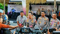 Foto: Kapolri tampak didampingi Kabareskrim Komjen Wahyu Widada, Kabarhamam Komjen Fadil Imran, Kadiv Hubinter Irjen Khrisna Murti, Kapolda NTT Irjen Johanis Asadoma, hingga Kadiv Humas Irjen Sandi Nugroho. (dok. istimewa)