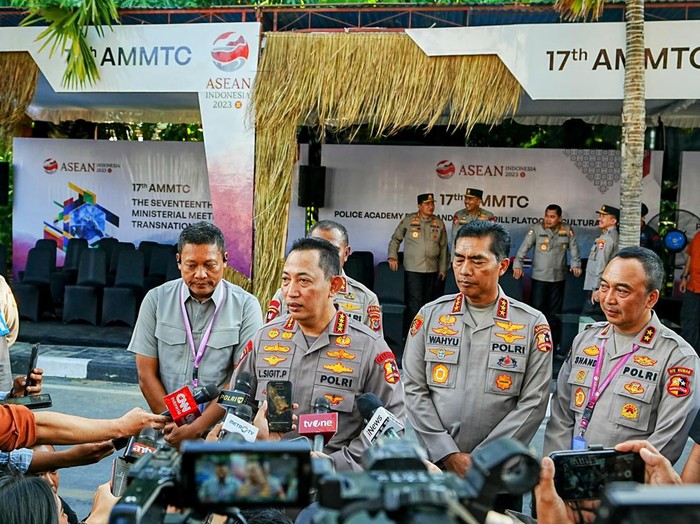 Kapolri Jenderal Listyo Sigit Prabowo mengecek gladi bersih pembukaan kegiatan internasional ASEAN Ministerial Meeting on Transnational Crime (AMMTC) Ke-17 di Labuan Bajo, Manggarai Barat, Nusa Tenggara Timur (NTT), Sabtu (19/8/2023).
