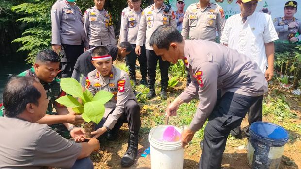 Kapolsek Setiabudi Kompol Arif Purnama dan Forkopimcam menanam pohon di Kelurahan Karet