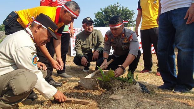 Kapolsek Tanjung Duren Kompol Muharam Wibisono melakukan penanaman pohon