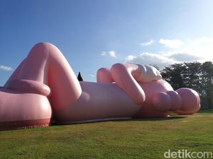 Tiketnya Gratis! Yuk Lihat Patung KAWS Sepanjang 45 Meter di Candi Prambanan