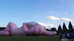 7 Jepretan Patung Raksasa KAWS Lagi Rebahan Nih di Indonesia
