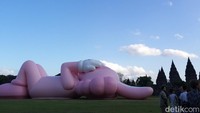 Gaya patung raksasa KAWS emang lagi rebahan nih. Foto: Tia Agnes/ detikHOT