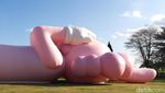 7 Jepretan Patung Raksasa KAWS Lagi Rebahan Nih di Indonesia