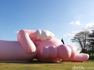 KAWS Sengaja Pakai Warna Pink Buat Patung Monumental di Candi Prambanan
