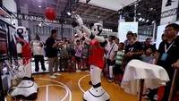Sebuah robot yang bisa bermain basket dipamerkan.  