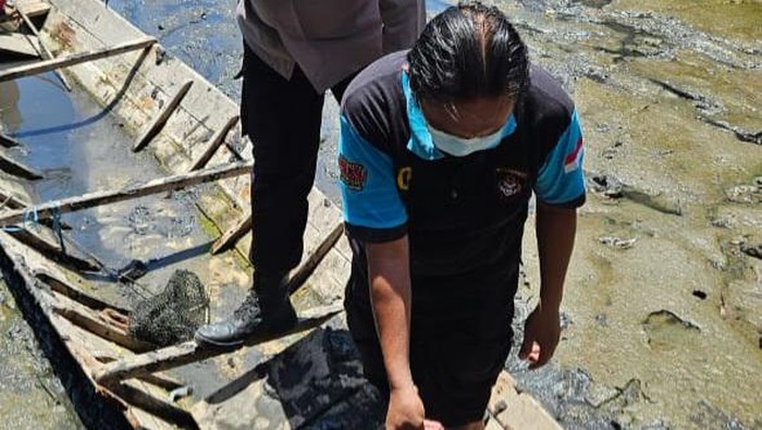 Polisi olah TKP nelayan di Banggai tewas terkena bom ikan (dok.ist)