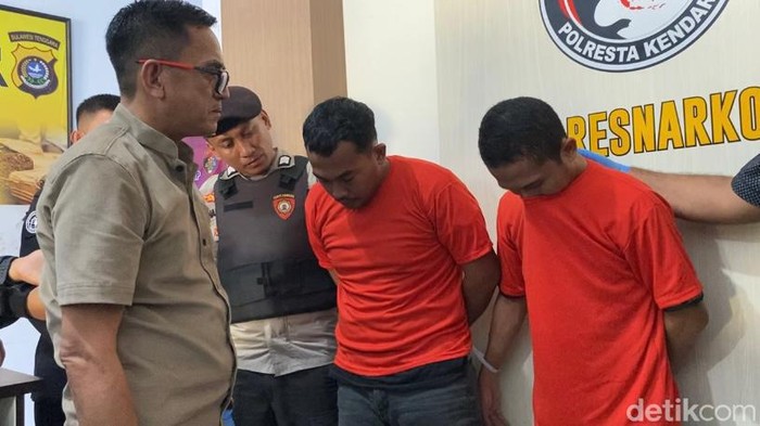 Kedua pelaku IR dan SAH saat diamankan di Satresnarkoba Polresta Kendari.