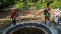 Sebanyak lima kampung yang berada di desa tersebut mengalami kesulitan air bersih akibat kemarau sejak sebulan terakhir.  