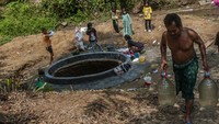 Warga membawa jerigen berisi air bersih di Desa Paja, Lebak, Banten, Sabtu (19/8/2023).  