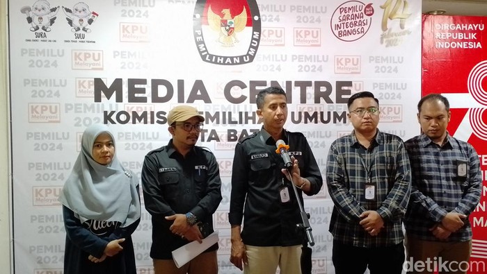 Komisioner KPU Batam menyampaikan Daftar calon Sementara (DCS) bakal calon legislatif. (Alamudin/detikSumut)
