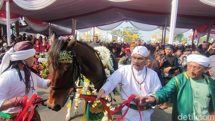 Kuda kosong, kebudayaan Cianjur yang menggambarkan kisah diplomasi Cianjur dengan Mataram yang berbuat hadiah kuda dari Sultan Mataram