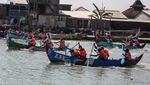 Melihat Keseruan Lomba Dayung Perahu Tradisional di Semarang
