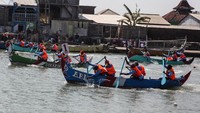 Lomba dayung perahu tradisional yang digelar Dinas Perikanan kota Semarang itu untuk memeriahkan HUT ke-78 Kemerdekaan RI serta sebagai ajang menjalin silaturahmi dan kerukunan antar para nelayan.  