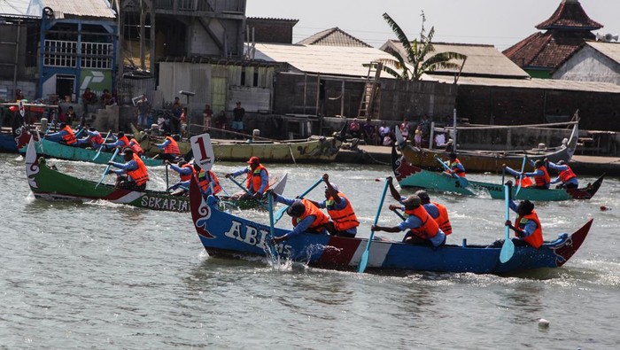 Lomba dayung perahu nelayan di Semarang Sejumlah peserta memacu perahu mereka saat mengikuti lomba dayung perahu nelayan di perairan Dermaga Tambakrejo Tanjung Emas, Semarang, Jawa Tengah, Sabtu (19/8/2023). Lomba dayung perahu tradisional yang digelar Dinas Perikanan kota Semarang itu untuk memeriahkan HUT ke-78 Kemerdekaan RI serta sebagai ajang menjalin silaturahmi dan kerukunan antar para nelayan. ANTARA FOTO/Makna Zaezar/YU