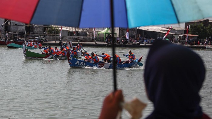 Lomba dayung perahu nelayan di Semarang Sejumlah peserta memacu perahu mereka saat mengikuti lomba dayung perahu nelayan di perairan Dermaga Tambakrejo Tanjung Emas, Semarang, Jawa Tengah, Sabtu (19/8/2023). Lomba dayung perahu tradisional yang digelar Dinas Perikanan kota Semarang itu untuk memeriahkan HUT ke-78 Kemerdekaan RI serta sebagai ajang menjalin silaturahmi dan kerukunan antar para nelayan. ANTARA FOTO/Makna Zaezar/YU