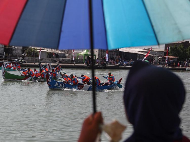 Melihat Keseruan Lomba Dayung Perahu Tradisional di Semarang