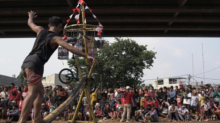 Lomba panjat pinang emas di aliran Kalimalang