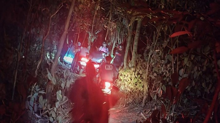 Warga buka jalur motor saat poros Camba ditutup dengan mematok tarif Rp 25 ribu.