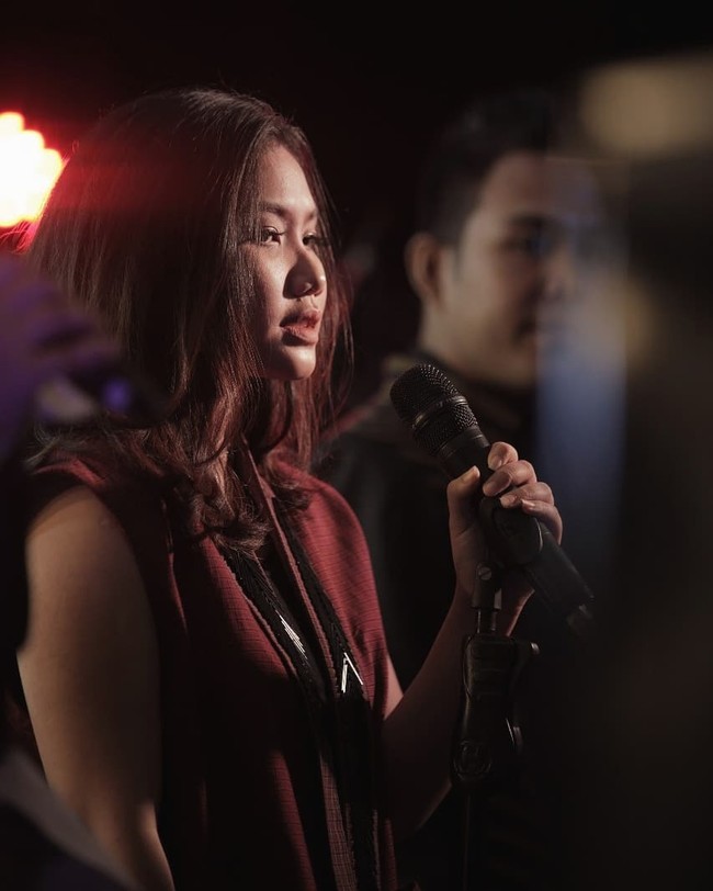 Wanita yang akrab disapa Shella tersebut cukup populer di media sosia. Ia dikenal sebagai selebgram yang sering membagikan gaya cantik dan kebolehannya bernyanyi. Foto: Instagram @marshellaprilia