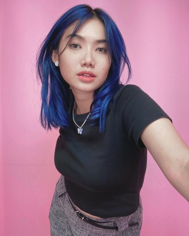 Pratama Arhan disebut akan segera melepas masa lajang dengan Azizah Salsah yang merupakan putri anggota DPR RI daerah pemilihan Sumatera Barat. Kabar itu cukup mengingat sebelumnya bek timnas RI itu diketahui berpacaran dengan seorang wanita bernama Marshella Aprilia. Foto: Instagram @marshellaprilia