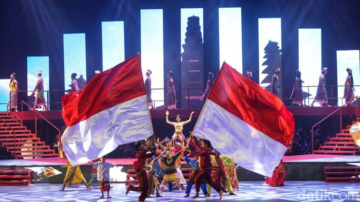 Melihat Pagelaran Sabang Merauke Bertajuk Pahlawan Nusantara Bertepatan dengan perayaan HUT ke-78 RI, pagelaran Sabang Merauke bertajuk Pahlawan Nusantara digelar di JIExpo Theatre, Jakarta, Jumat (19/8). Begini keseruannnya.