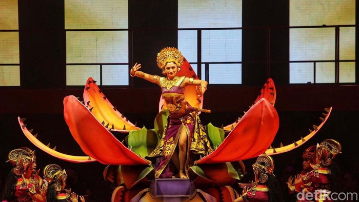 Melihat Pagelaran Sabang Merauke Bertajuk Pahlawan Nusantara Bertepatan dengan perayaan HUT ke-78 RI, pagelaran Sabang Merauke bertajuk Pahlawan Nusantara digelar di JIExpo Theatre, Jakarta, Jumat (19/8). Begini keseruannnya.