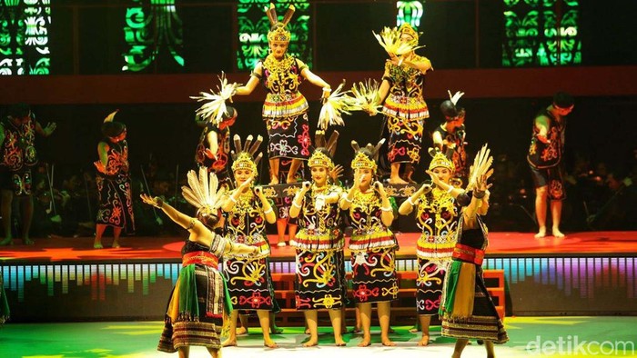 Melihat Pagelaran Sabang Merauke Bertajuk Pahlawan Nusantara Bertepatan dengan perayaan HUT ke-78 RI, pagelaran Sabang Merauke bertajuk Pahlawan Nusantara digelar di JIExpo Theatre, Jakarta, Jumat (19/8). Begini keseruannnya.