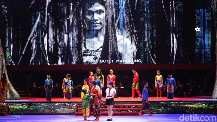 Melihat Pagelaran Sabang Merauke Bertajuk Pahlawan Nusantara Bertepatan dengan perayaan HUT ke-78 RI, pagelaran Sabang Merauke bertajuk Pahlawan Nusantara digelar di JIExpo Theatre, Jakarta, Jumat (19/8). Begini keseruannnya.