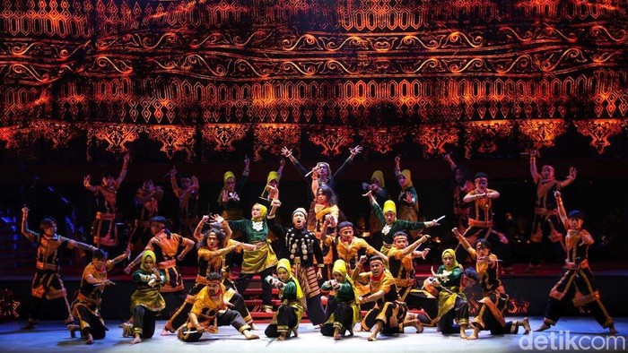 Melihat Pagelaran Sabang Merauke Bertajuk Pahlawan Nusantara Bertepatan dengan perayaan HUT ke-78 RI, pagelaran Sabang Merauke bertajuk Pahlawan Nusantara digelar di JIExpo Theatre, Jakarta, Jumat (19/8). Begini keseruannnya.