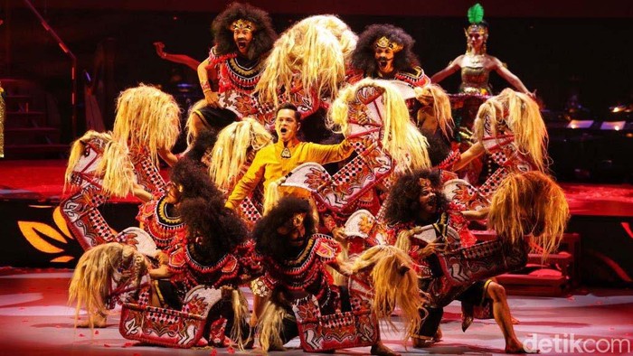 Melihat Pagelaran Sabang Merauke Bertajuk Pahlawan Nusantara Bertepatan dengan perayaan HUT ke-78 RI, pagelaran Sabang Merauke bertajuk Pahlawan Nusantara digelar di JIExpo Theatre, Jakarta, Jumat (19/8). Begini keseruannnya.