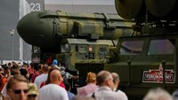 Pengunjung melihat mobil peluncuran rudal milik Rusia.  