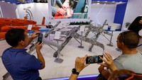Berbagai drone dipamerkan.  