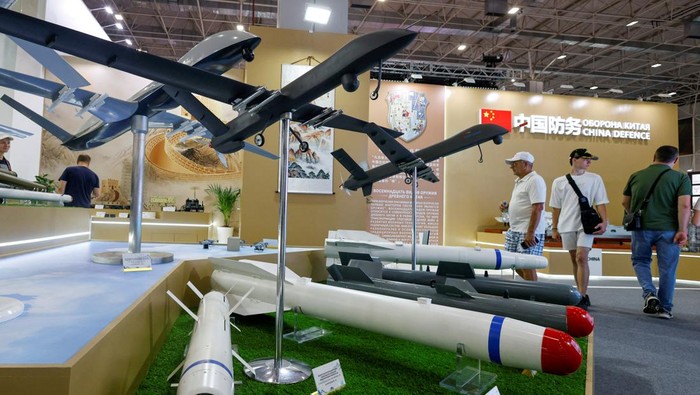 Melihat Pameran Militer Internasional di Rusia Visitors gather near unmanned aerial vehicles at an exposition of the international military-technical forum Army-2023 at Patriot Congress and Exhibition Centre in the Moscow region, Russia, August 18, 2023. REUTERS/Stringer
