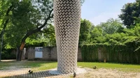Lokasi pemurni udara ini berada di sebuah taman di salah satu kota paling tercemar di dunia. Itu adalah menara filtrasi yang diam-diam memurnikan udara di sekitarnya sejak musim panas lalu.