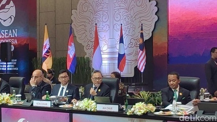 Menteri Perdagangan Zulkifli Hasan dalam pertemuan Menteri ASEAN