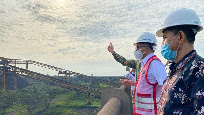 Menteri Perhubungan (Menhub) Budi Karya Sumadi meninjau terminal khusus (tersus) di Banjarmasin, Kalimantan Timur.
