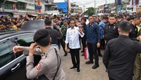 Jokowi juga membagikan Bantuan Langsung Tunai (BLT) dan sembako kepada para pedagang di kawasan tersebut. 