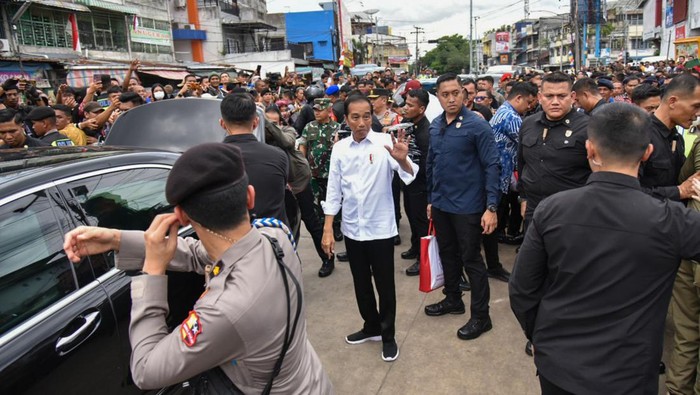 Momen Jokowi Sambangi Pasar dan Sapa Warga di Medan Presiden Joko Widodo menyapa warga saat meninjau harga kebutuhan pokok di Pasar Sukaramai, Medan, Sumatera Utara, Sabtu (19/8/2023). Kunjungan Presiden ke pasar tersebut bertujuan untuk meninjau harga kebutuhan pokok serta membagikan Bantuan Langsung Tunai (BLT) dan sembako kepada para pedagang di kawasan tersebut. ANTARA FOTO/Fransisco Carolio/YU