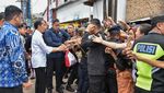 Momen Jokowi Sambangi Pasar dan Sapa Warga di Medan