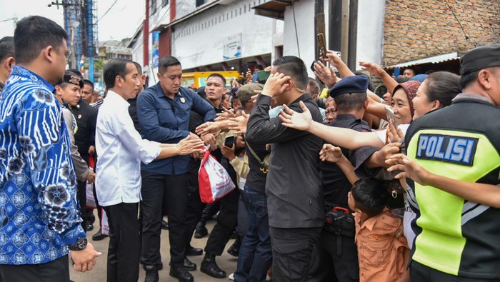 Momen Jokowi Sambangi Pasar dan Sapa Warga di Medan Presiden Joko Widodo menyapa warga saat meninjau harga kebutuhan pokok di Pasar Sukaramai, Medan, Sumatera Utara, Sabtu (19/8/2023). Kunjungan Presiden ke pasar tersebut bertujuan untuk meninjau harga kebutuhan pokok serta membagikan Bantuan Langsung Tunai (BLT) dan sembako kepada para pedagang di kawasan tersebut. ANTARA FOTO/Fransisco Carolio/YU