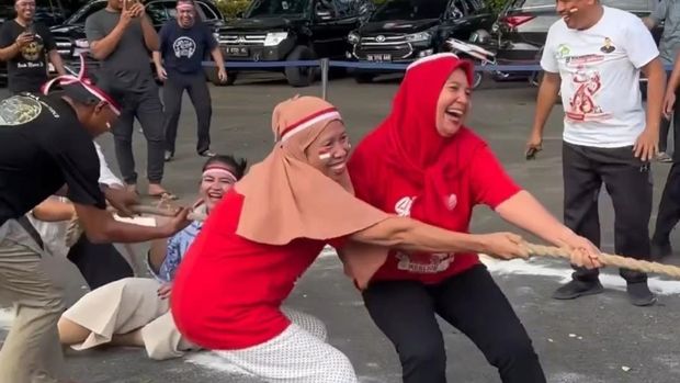 Momen Kahiyang terjatuh saat lomba tarik tambang di Rumah Dinas Wali Kota Medan. (Foto: Instagram @bobbynasution)