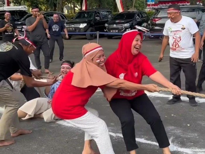 Momen Kahiyang terjatuh saat lomba tarik tambang di Rumah Dinas Wali Kota Medan. (Foto: Instagram @bobbynasution)
