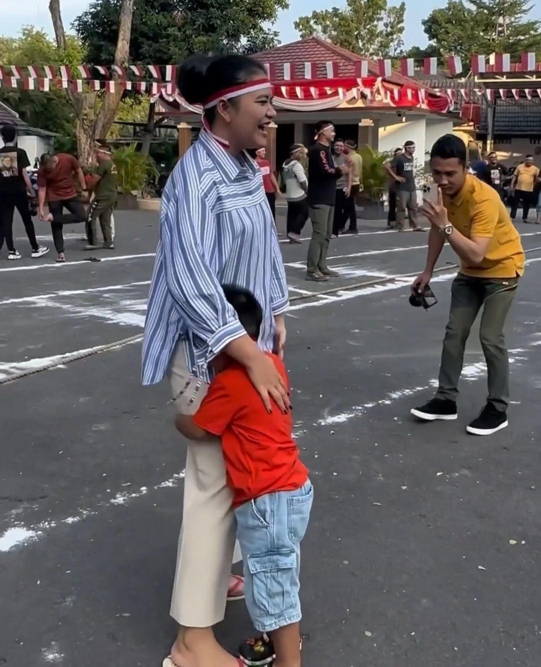 Momen Kahiyang terjatuh saat lomba tarik tambang di Rumah Dinas Wali Kota Medan. (Foto: Instagram @bobbynasution)