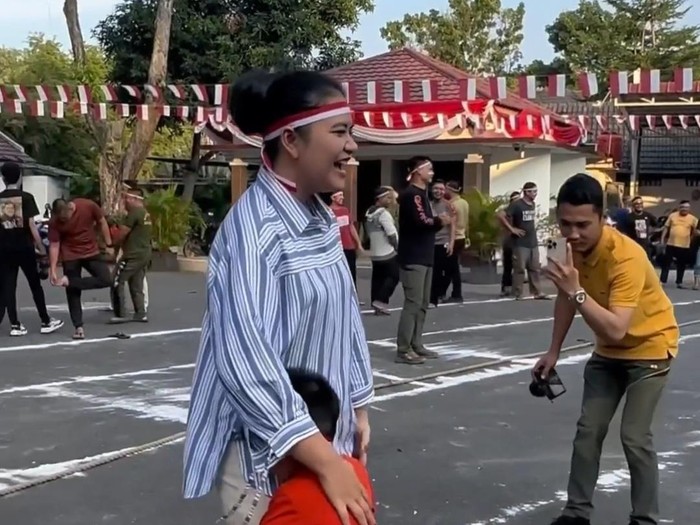 Momen Kahiyang terjatuh saat lomba tarik tambang di Rumah Dinas Wali Kota Medan. (Foto: Instagram @bobbynasution)